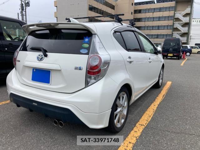 Toyota AQUA 2012-08 8228872-2