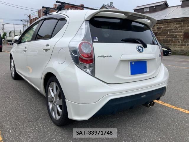 Toyota AQUA 2012-08 8228872-3
