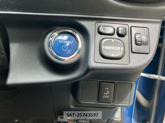 Toyota AQUA 2012-01 8228893-8