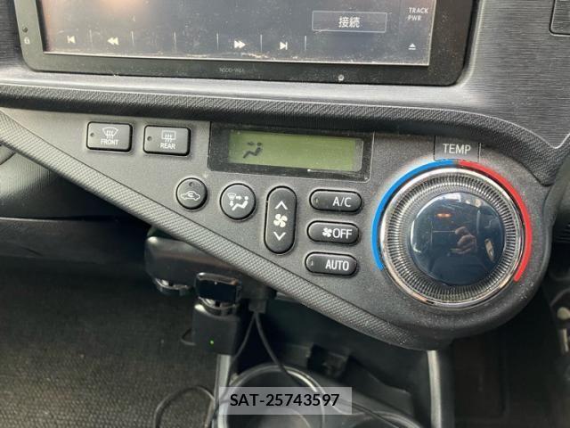 Toyota AQUA 2012-01 8228893-11