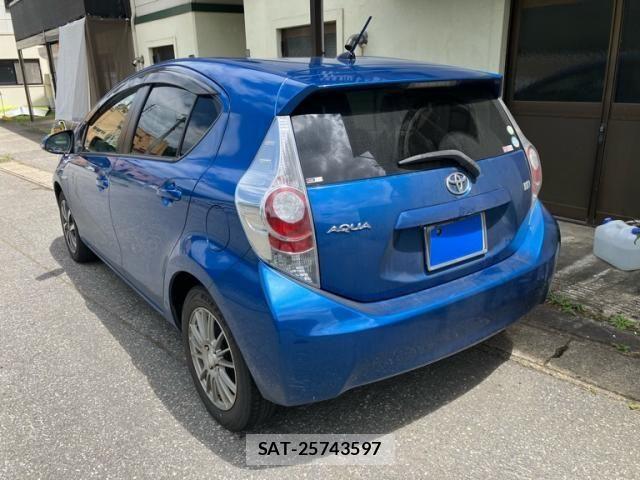 Toyota AQUA 2012-01 8228893-2
