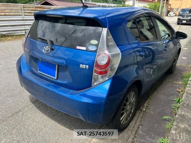 Toyota AQUA 2012-01 8228893-3