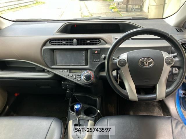 Toyota AQUA 2012-01 8228893-6