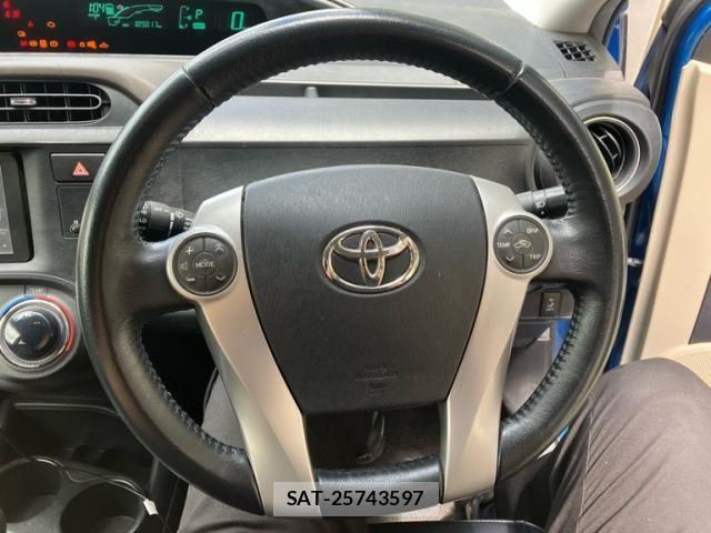 Toyota AQUA 2012-01 8228893-7