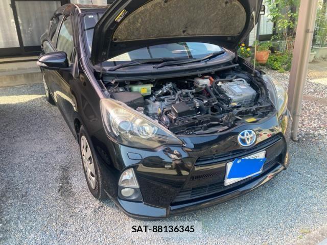 Toyota AQUA 2013-12 8228880-1