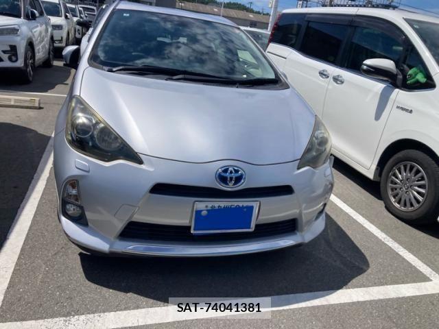 Toyota AQUA 2012-07 8228873-1
