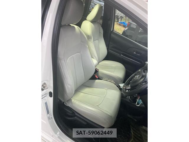 Toyota AQUA 2019-03 8228850-12