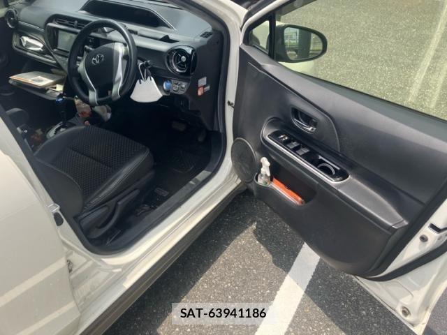 Toyota AQUA 2015-04 8228868-16