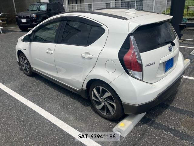 Toyota AQUA 2015-04 8228868-3
