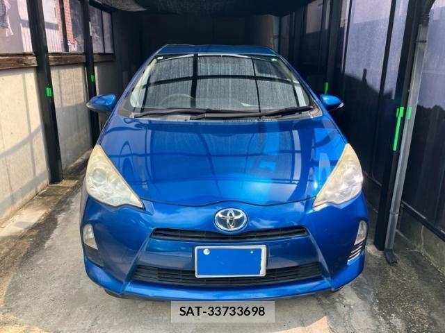 Toyota AQUA 2013-08 8228881-0