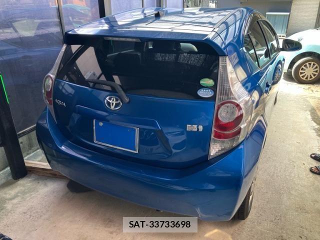 Toyota AQUA 2013-08 8228881-4