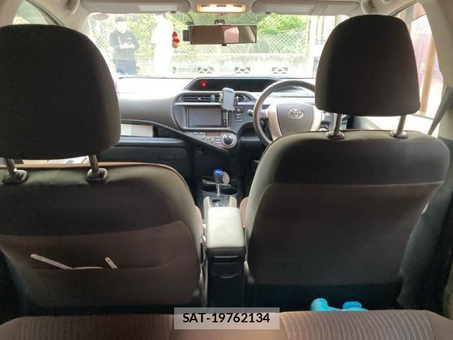 Toyota AQUA 2012-01 8228884-11