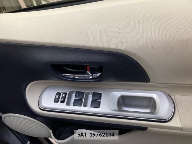 Toyota AQUA 2012-01 8228884-13