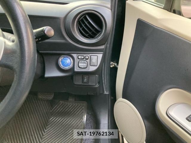 Toyota AQUA 2012-01 8228884-14