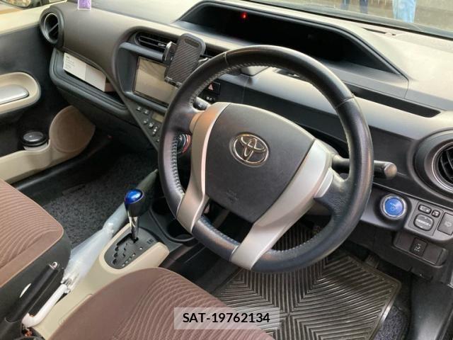 Toyota AQUA 2012-01 8228884-15