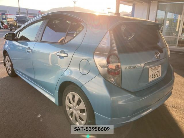Toyota AQUA 2013-09 8228882-4