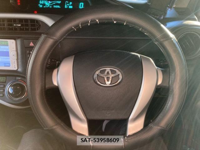 Toyota AQUA 2013-09 8228882-8