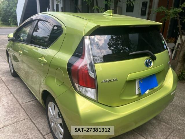 Toyota AQUA 2017-02 8228866-11