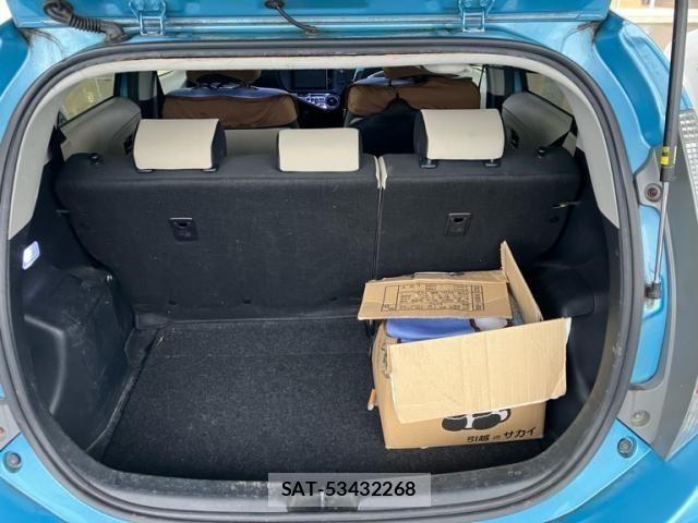 Toyota AQUA 2013-10 8244613-11