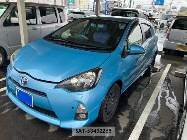 Toyota AQUA 2013-10 8244613-0