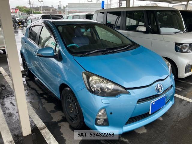 Toyota AQUA 2013-10 8244613-1