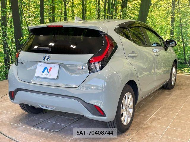 Toyota AQUA 2022-01 8244585-16