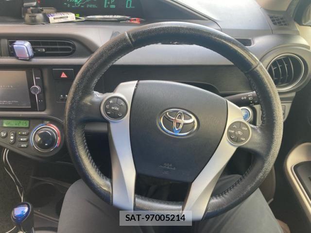 Toyota AQUA 2013-10 8244610-11