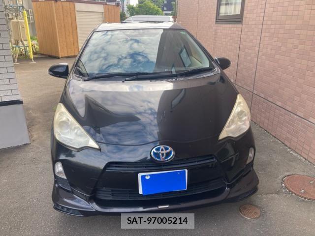 Toyota AQUA 2013-10 8244610-0