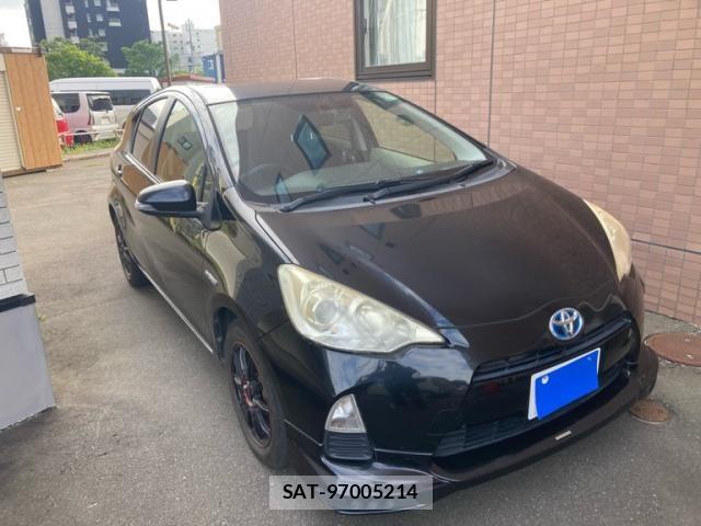 Toyota AQUA 2013-10 8244610-1