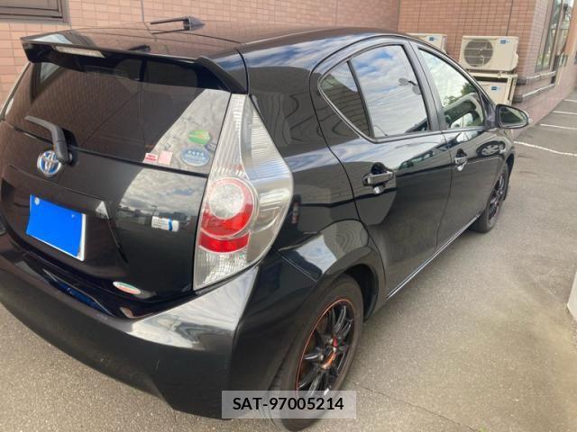 Toyota AQUA 2013-10 8244610-4