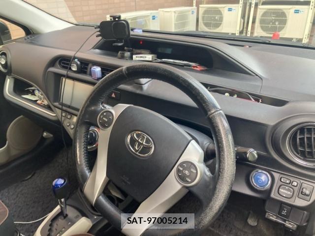 Toyota AQUA 2013-10 8244610-6
