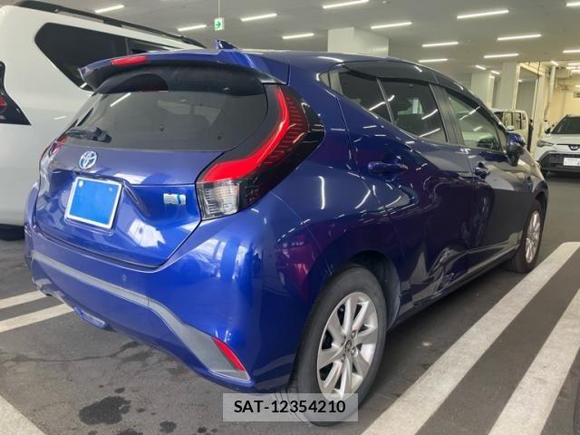 Toyota AQUA 2022-09 8244592-3