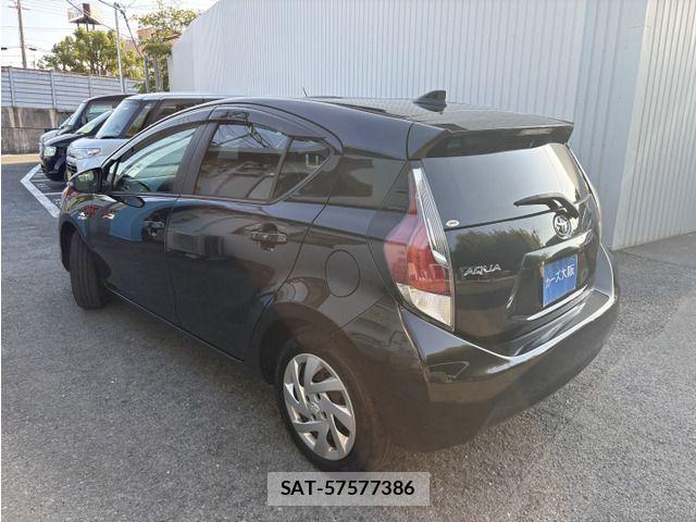Toyota AQUA 2015-07 8244607-2