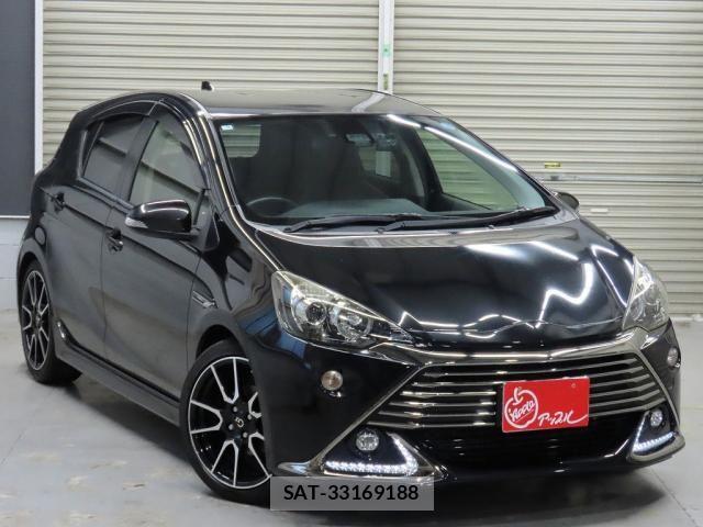 Toyota AQUA 2017-05 8244600-2