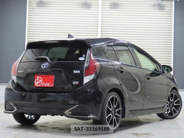 Toyota AQUA 2017-05 8244600-5