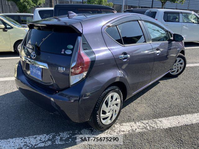 Toyota AQUA 2015-07 8244609-2
