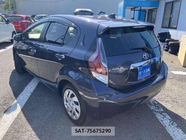 Toyota AQUA 2015-07 8244609-3