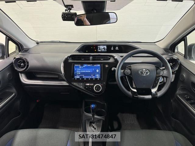Toyota AQUA 2018-11 8244594-1