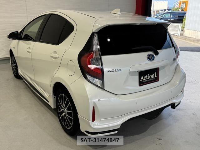 Toyota AQUA 2018-11 8244594-3