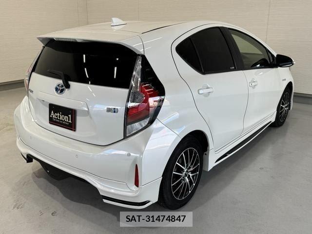 Toyota AQUA 2018-11 8244594-5