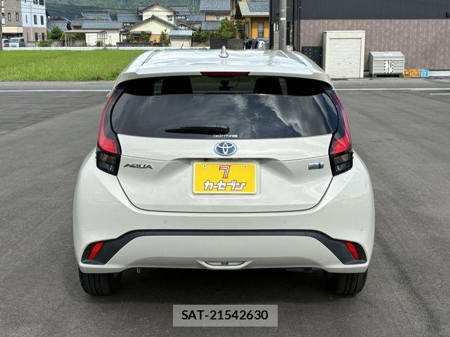 Toyota AQUA 2022-06 8244588-9