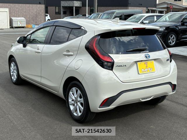 Toyota AQUA 2022-06 8244588-10