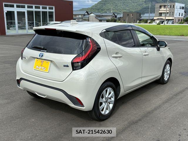 Toyota AQUA 2022-06 8244588-8