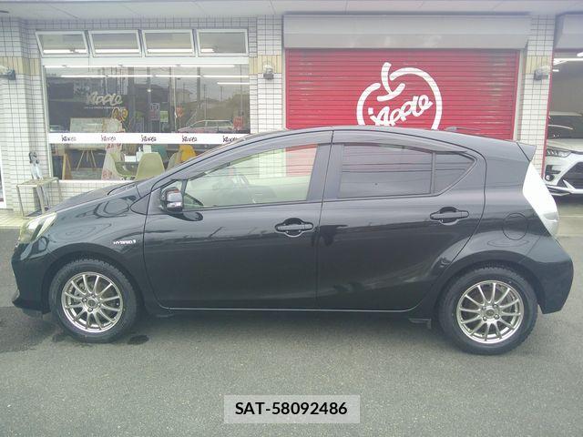 Toyota AQUA 2012-09 8244612-3