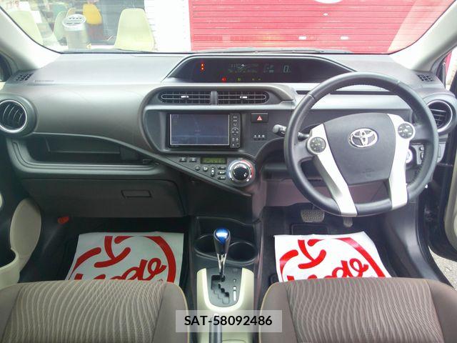Toyota AQUA 2012-09 8244612-8