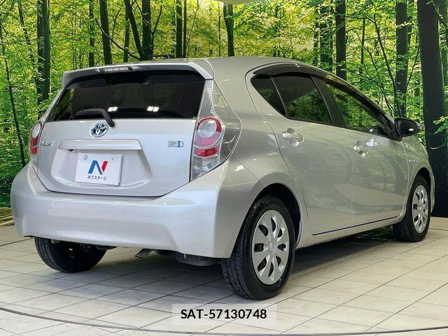 Toyota AQUA 2013-08 8244604-16
