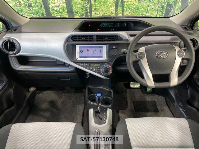 Toyota AQUA 2013-08 8244604-1