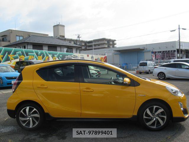 Toyota AQUA 2016-04 8244596-2