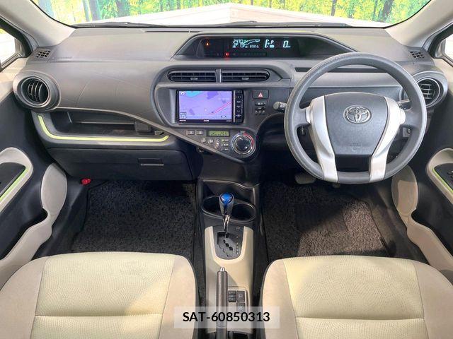 Toyota AQUA 2014-02 8244603-1