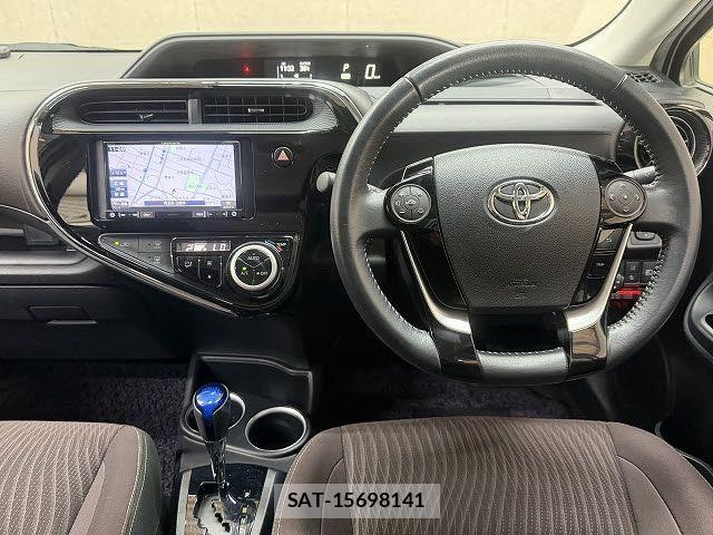 Toyota AQUA 2017-09 8244589-1